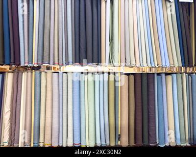 Rouleaux colorés de tissu dans l'affichage en magasin pour la vente. Banque D'Images