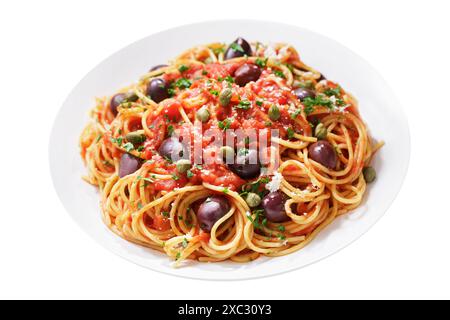 Assiette de pâtes puttanesca avec olives, sauce tomate, anchois et câpres isolés sur fond blanc Banque D'Images