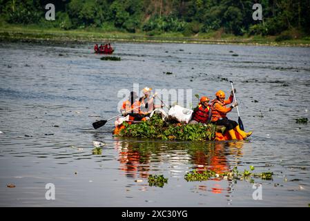 PROCESSUS DE NETTOYAGE DES DÉCHETS CITARUM les résidents et les agents travaillent ensemble pour nettoyer les ordures qui se sont accumulées dans le chenal de la rivière Citarum à Batujajar, West Bandung Regency, West Java, Indonésie 14 juin 2024. Selon les données de l'Agence provinciale de l'environnement et des forêts de Java occidental DLHK, les ordures qui se sont déposées depuis vendredi 7/6/2024 dans la rivière Citarum dans la région de Batujajar ont une longueur de 3 kilomètres et une largeur de 60 mètres et un volume estimé à plus de 100 tonnes de déchets plastiques. IMAGO/KHAIRIZAL MARIS Bandung West Java Indonesia Copyright : xKharizalxMarisxKhairizalxMarisx Banque D'Images