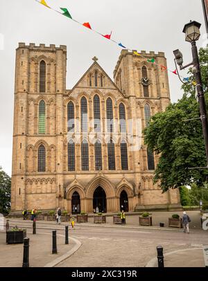 Vue avant de la cathédrale de Ripon, North Yorkshire, Angleterre, Royaume-Uni. Banque D'Images