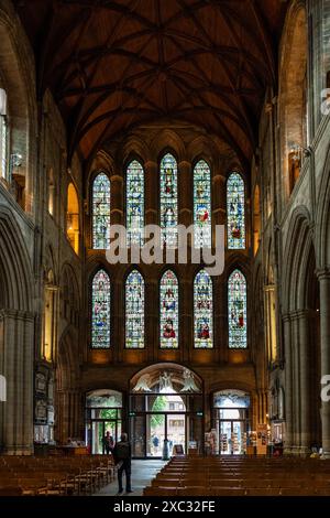 Cathédrale Ripon et quelques-uns de ses beaux vitraux dans la nef et l'entrée ouest. Yorkshire du Nord, Angleterre. Banque D'Images