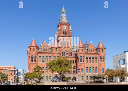 Vue à Old Red Museum of Dallas County History and culture. Le palais de justice du comté de Dallas de 1892, amoureusement connu sous le nom de Old Red, est prévu de revenir à i. Banque D'Images