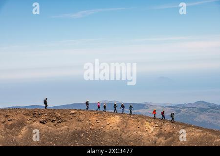 Un groupe de visite guidée visitant les cratères sommitaux actifs de l'Etna, en Sicile, à une hauteur d'environ 3200 M. Banque D'Images