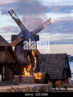 Stoertebeker Festspiele 2024 Eine Windmuehle brennt in einer Szene der Stoertebeker-Festspiele. DAS Theaterstueck ÂHamburg 1401Â mit den legendaeren Piraten Klaus Stoertebeker und Goedeke Michels Hat AM 15. Juni 2024 Premiere auf der Insel Ruegen. Die Stoertebeker-Festspiele werden bis zum 31. Août 2024 auf der Naturbuehne dans Ralswiek gezeigt. Ralswiek Mecklenburg-Vorpommern Deutschland *** Stoertebeker Festival 2024 Un moulin à vent brûle dans une scène du Stoertebeker Festival la pièce Hamburg 1401 avec les pirates légendaires Klaus Stoertebeker et Goedeke Michels sera présentée en première sur l'île de R. Banque D'Images