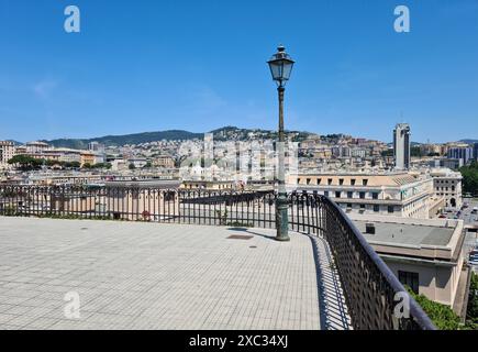 : Gênes est une ville balnéaire typiquement méditerranéenne et souvent chaotique dans laquelle de nombreux panoramas magnifiques se chevauchent, créant des images pleines de charme. Banque D'Images