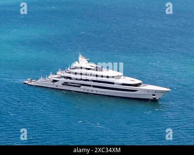 Weymouth, Dorset, Royaume-Uni. 14 juin 2024. Le superyacht H3 (anciennement Indian Empress) est ancré au large de la côte à Weymouth dans le Dorset depuis deux jours. Le superyacht appartient à l'homme d'affaires milliardaire saoudien Waleed bin Ibrahim Al Ibrahim, fondateur et président du Middle East Broadcasting Centre, également connu sous le nom de MBC Group. Le yacht nommé d'après l'épouse du propriétaire, Hana a été construit par Oceanco aux pays-Bas en 2000. H3, est classé au numéro 74 dans le classement mondial des plus grands yachts. Crédit photo : Graham Hunt/Alamy Live News Banque D'Images