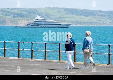 Weymouth, Dorset, Royaume-Uni. 14 juin 2024. Le superyacht H3 (anciennement Indian Empress) est ancré au large de la côte à Weymouth dans le Dorset depuis deux jours. Le superyacht appartient à l'homme d'affaires milliardaire saoudien Waleed bin Ibrahim Al Ibrahim, fondateur et président du Middle East Broadcasting Centre, également connu sous le nom de MBC Group. Le yacht nommé d'après l'épouse du propriétaire, Hana a été construit par Oceanco aux pays-Bas en 2000. H3, est classé au numéro 74 dans le classement mondial des plus grands yachts. Crédit photo : Graham Hunt/Alamy Live News Banque D'Images