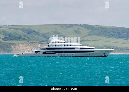 Weymouth, Dorset, Royaume-Uni. 14 juin 2024. Le superyacht H3 (anciennement Indian Empress) est ancré au large de la côte à Weymouth dans le Dorset depuis deux jours. Le superyacht appartient à l'homme d'affaires milliardaire saoudien Waleed bin Ibrahim Al Ibrahim, fondateur et président du Middle East Broadcasting Centre, également connu sous le nom de MBC Group. Le yacht nommé d'après l'épouse du propriétaire, Hana a été construit par Oceanco aux pays-Bas en 2000. H3, est classé au numéro 74 dans le classement mondial des plus grands yachts. Crédit photo : Graham Hunt/Alamy Live News Banque D'Images