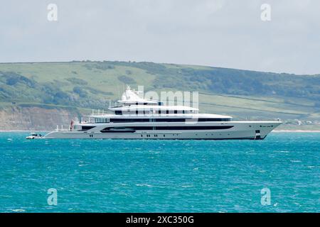 Weymouth, Dorset, Royaume-Uni. 14 juin 2024. Le superyacht H3 (anciennement Indian Empress) est ancré au large de la côte à Weymouth dans le Dorset depuis deux jours. Le superyacht appartient à l'homme d'affaires milliardaire saoudien Waleed bin Ibrahim Al Ibrahim, fondateur et président du Middle East Broadcasting Centre, également connu sous le nom de MBC Group. Le yacht nommé d'après l'épouse du propriétaire, Hana a été construit par Oceanco aux pays-Bas en 2000. H3, est classé au numéro 74 dans le classement mondial des plus grands yachts. Crédit photo : Graham Hunt/Alamy Live News Banque D'Images