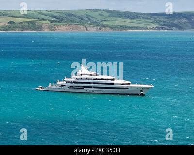 Weymouth, Dorset, Royaume-Uni. 14 juin 2024. Le superyacht H3 (anciennement Indian Empress) est ancré au large de la côte à Weymouth dans le Dorset depuis deux jours. Le superyacht appartient à l'homme d'affaires milliardaire saoudien Waleed bin Ibrahim Al Ibrahim, fondateur et président du Middle East Broadcasting Centre, également connu sous le nom de MBC Group. Le yacht nommé d'après l'épouse du propriétaire, Hana a été construit par Oceanco aux pays-Bas en 2000. H3, est classé au numéro 74 dans le classement mondial des plus grands yachts. Crédit photo : Graham Hunt/Alamy Live News Banque D'Images