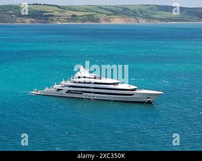 Weymouth, Dorset, Royaume-Uni. 14 juin 2024. Le superyacht H3 (anciennement Indian Empress) est ancré au large de la côte à Weymouth dans le Dorset depuis deux jours. Le superyacht appartient à l'homme d'affaires milliardaire saoudien Waleed bin Ibrahim Al Ibrahim, fondateur et président du Middle East Broadcasting Centre, également connu sous le nom de MBC Group. Le yacht nommé d'après l'épouse du propriétaire, Hana a été construit par Oceanco aux pays-Bas en 2000. H3, est classé au numéro 74 dans le classement mondial des plus grands yachts. Crédit photo : Graham Hunt/Alamy Live News Banque D'Images