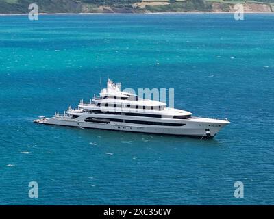 Weymouth, Dorset, Royaume-Uni. 14 juin 2024. Le superyacht H3 (anciennement Indian Empress) est ancré au large de la côte à Weymouth dans le Dorset depuis deux jours. Le superyacht appartient à l'homme d'affaires milliardaire saoudien Waleed bin Ibrahim Al Ibrahim, fondateur et président du Middle East Broadcasting Centre, également connu sous le nom de MBC Group. Le yacht nommé d'après l'épouse du propriétaire, Hana a été construit par Oceanco aux pays-Bas en 2000. H3, est classé au numéro 74 dans le classement mondial des plus grands yachts. Crédit photo : Graham Hunt/Alamy Live News Banque D'Images