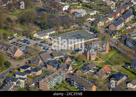 Vue aérienne, supermarché Kaufland avec parking, agence de placement, quartier résidentiel, Emmerich, Emmerich am Rhein, Rhénanie du Nord-Westphalie, Allemagne Banque D'Images