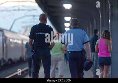 Bucarest, Roumanie - 24 juin 2018 : un officier de police parlant à son collège de la Jandarmeria à la gare de Bucarest Nord (roumain : Bucu Banque D'Images