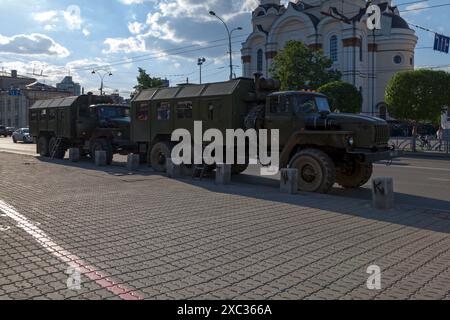 Ekaterinbourg, Russie - 15 2018 juillet : deux camions de l'armée stationnés dans la rue tandis que les soldats jouent à un concert à l'extérieur de l'église de Maximil Banque D'Images