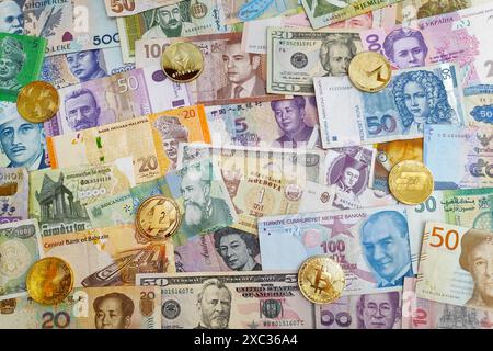 Paris, France - juillet 30 2019 : pièces de crypto-monnaie sur une pile de billets internationaux (dollars américains, australiens et Singapouriens, Ringgit, Tugr Banque D'Images