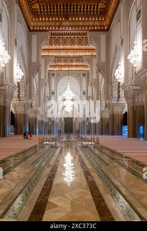 Casablanca, Maroc - 29 mars 2024 : vue intérieure de la nef centrale de la mosquée Hassan II dans le centre-ville de Casablanca Banque D'Images