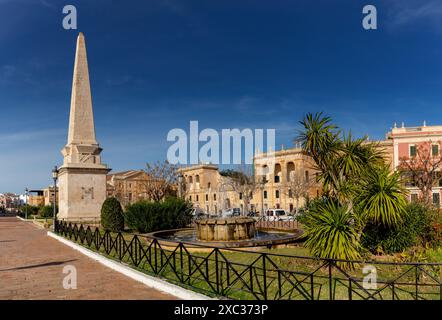 Ciutadella, Espagne - 26 janvier 2024 : vue sur l'obélisque de Ciutadella et la place née dans le centre historique de la ville Banque D'Images