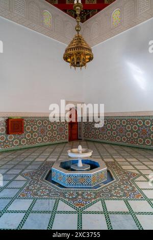 Meknès, Maroc - 5 mars 2024 : vue intérieure de la Madrasa de Bou Inania dans la vieille ville historique de Meknès Banque D'Images