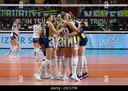 ISTANBUL, TURKIYE - 16 JANVIER 2024 : les joueurs de Fenerbahce Opet célèbrent le point lors du Grot Budowlani Lodz CEV Champions League volley match in Banque D'Images