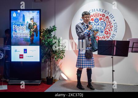 Chris Lee, un Piper de Hong Kong, s'adresse aux invités du Consulat général britannique à Hong Kong en Amirauté pour le lancement du Fonds de Piping and Drumming de la Société Andrew. Abritant des centaines de Pipers et Drummers, Hong Kong a une longue histoire de la musique écossaise, liée aux forces armées ainsi qu'aux événements commémoratifs. Le fonds est destiné à soutenir la communauté grandissante des amateurs de musique écossaise de Hong Kong, y compris une équipe locale dirigée par Chris Lee qui se rendra à Glasgow cet été pour représenter Hong Kong pour la première fois aux Championnats du monde de musique de piano. (Photo de Ben Marans/SOPA Banque D'Images