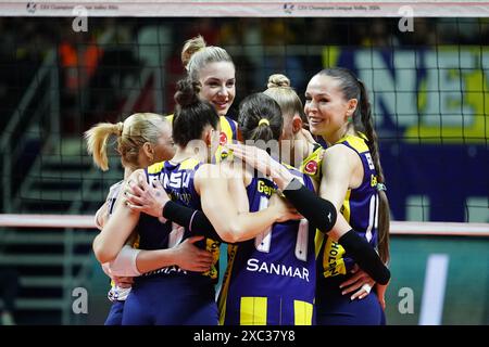 ISTANBUL, TURKIYE - 16 JANVIER 2024 : les joueurs de Fenerbahce Opet célèbrent le point lors du Grot Budowlani Lodz CEV Champions League volley match in Banque D'Images