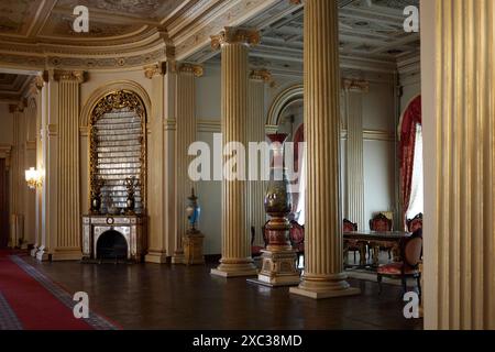 Istanbul, Turquie - 16 avril 2024 : intérieur du palais Dolmabahce Banque D'Images