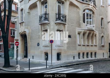 Paris, France - 26 mai 2024 : célèbre maison Art Nouveau de l'architecte Hector Guimard dans le 16e arrondissement de Paris Banque D'Images