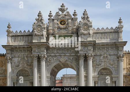 Extérieur des portes du palais Dolmabahce Banque D'Images