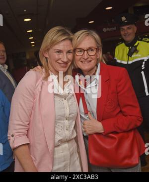 Fine Gael candidate aux élections européennes Nina Carberry (à gauche) avec l'ancienne eurodéputée Mairead McGuinness après avoir été élue eurodéputée au TF Royal Theatre de Castlebar centre de comptage pour la circonscription Midlands North West aux élections européennes. Date de la photo : vendredi 14 juin 2024. Voir l'histoire de l'AP Elections IRLANDAISES. Le crédit photo devrait se lire : Conor McKeown/PA Wire Banque D'Images