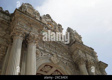 Extérieur des portes du palais Dolmabahce Banque D'Images