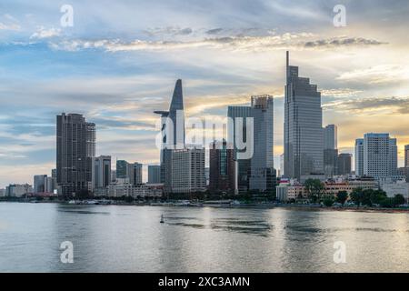 Horizon de Ho Chi Minh City au coucher du soleil. Vue en soirée sur les gratte-ciel et autres immeubles de grande hauteur de l'autre côté de la rivière Saigon au centre-ville de Ho Chi Minh ville. Banque D'Images