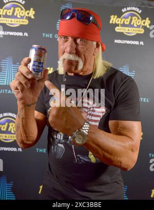 Hollywood, États-Unis. 13 juin 2024. HOLLYWOOD, FLORIDE - 13 JUIN : le lutteur du WWE Hall of Fame Hulk Hogan assiste au lancement de sa « vraie bière américaine » au Guitar Hotel du Seminole Hard Rock Hotel & Casino Hollywood le 13 juin 2024 à Hollywood, Floride. (Photo de JL/Sipa USA) crédit : Sipa USA/Alamy Live News Banque D'Images