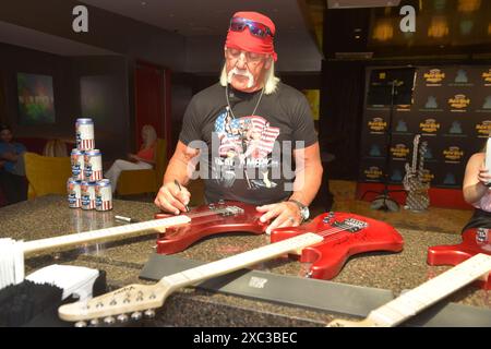 Hollywood, États-Unis. 13 juin 2024. HOLLYWOOD, FLORIDE - 13 JUIN : le lutteur du WWE Hall of Fame Hulk Hogan assiste au lancement de sa « vraie bière américaine » au Guitar Hotel du Seminole Hard Rock Hotel & Casino Hollywood le 13 juin 2024 à Hollywood, Floride. (Photo de JL/Sipa USA) crédit : Sipa USA/Alamy Live News Banque D'Images