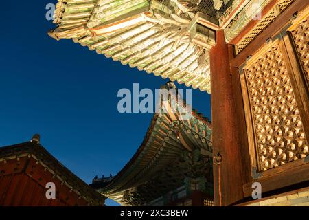 Nuit du palais de Changgyeonggung, maison traditionnelle à Séoul, Corée Banque D'Images