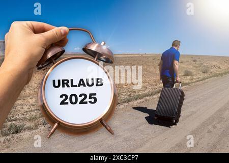 Allemagne - 13 juin 2024 : vacances 2025, dit-on sur un réveil. Un homme avec une valise en arrière-plan. Concept pour les vacances et les jours de pont en Allemagne pour l'année à venir, dans différents états fédéraux. PHOTOMONTAGE *** Urlaub 2025, steht auf einem Wecker. Ein Mann mit Reisekoffer im Hintergrund. Konzept zum Urlaub und Brückentage in Deutschland für das kommende Jahr, in verschiedenen Bundesländern. FOTOMONTAGE Banque D'Images