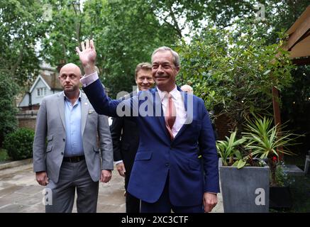 Londres , Royaume-Uni. Vendredi 14 juin 2024 le leader réformiste britannique Nigel Farage arrive à l'hôtel Wellington, dans le centre de Londres, avant une conférence de presse alors qu'il est sur la piste de la campagne électorale générale. Crédit : Isabel Infantes/EMPICS/Alamy Live News Banque D'Images