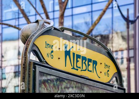 Paris, France - 14 mars 2024 : panneau à l'entrée du métro parisien, le célèbre architecte Hector Guimard Banque D'Images