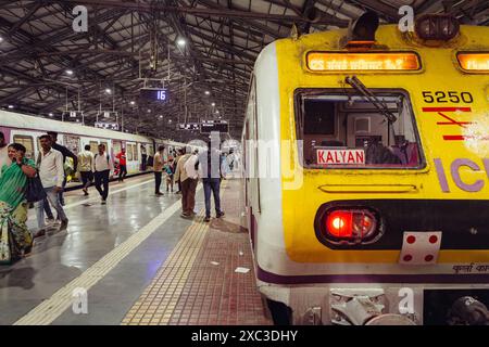 Medha Emu train local pour Kalyan en attente d'embarquement sur le quai 16 à Chhatrapati Shivaji Terminus (CSMT / ST), Mumbai, Maharashtra, Inde Banque D'Images