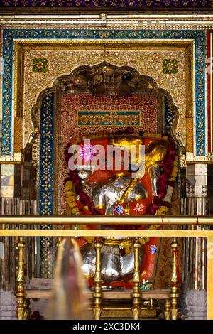 Dieu hindou seigneur hanuman priant par dévot avec offrande au temple au jour image est prise au temple Pal balaji temple jodhpur rajasthan inde le 13 novembre 2023. Banque D'Images