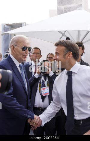 Savelletri Di Fasano, Italie. 14 juin 2024. Le président américain Joe Biden et le président français Emmanuel Macron lors de la deuxième journée du 50e sommet du G7 à Borgo Egnazia, en Italie, le 13 juin 2024. Photo de (EV) /ABACAPRESS. COM Credit : Abaca Press/Alamy Live News Banque D'Images