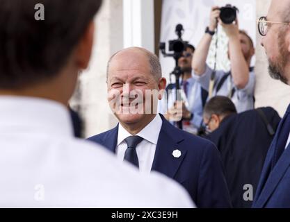 Savelletri Di Fasano, Italie. 14 juin 2024. Le chancelier allemand Olaf Scholz reçoit les félicitations des autres présidents et premiers ministres à l'occasion de son 66e anniversaire lors du sommet du G7 en Italie le 14 juin 2024. Photo de (EV) /ABACAPRESS. COM Credit : Abaca Press/Alamy Live News Banque D'Images