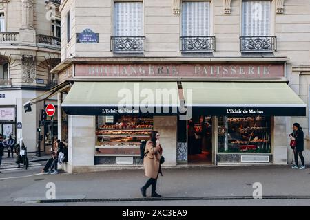 Paris, France - 14 mars 2024 : boulangerie dans le 17e arrondissement de Paris près de la station de métro Argentine Banque D'Images