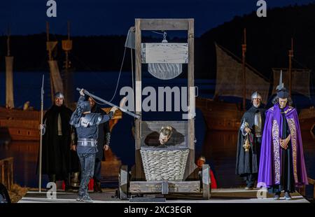 Stoertebeker Festspiele 2024 Die Schauspieler Moritz Stephan M. als Klaus Stoertebekerliegt unter dem Fallbeil in einer Szene der Stoertebeker-Festspiele. DAS Theaterstueck ÂHamburg 1401Â mit den legendaeren Piraten Klaus Stoertebeker und Goedeke Michels Hat AM 15. Juni 2024 Premiere auf der Insel Ruegen. Die Stoertebeker-Festspiele werden bis zum 31. Août 2024 auf der Naturbuehne dans Ralswiek gezeigt. Ralswiek Mecklenburg-Vorpommern Deutschland *** Festival Stoertebeker 2024 L'acteur Moritz Stephan M dans le rôle de Klaus Stoertebeker se trouve sous la guillotine dans une scène du Festival Stoertebeker Banque D'Images