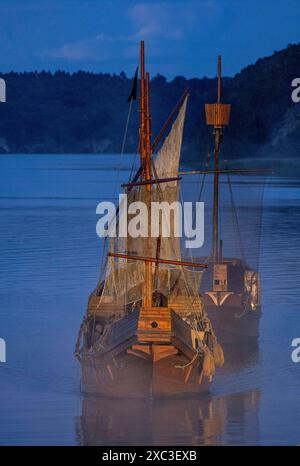 Stoertebeker Festspiele 2024 Die Piraten-Koggen fahren durch den Nebel in einer Szene der Stoertebeker-Festspiele. DAS Theaterstueck ÂHamburg 1401Â mit den legendaeren Piraten Klaus Stoertebeker und Goedeke Michels Hat AM 15. Juni 2024 Premiere auf der Insel Ruegen. Die Stoertebeker-Festspiele werden bis zum 31. Août 2024 auf der Naturbuehne dans Ralswiek gezeigt. Ralswiek Mecklenburg-Vorpommern Deutschland *** Festival Stoertebeker 2024 les rouages pirates naviguent dans le brouillard dans une scène du Festival Stoertebeker la pièce Hambourg 1401 avec les pirates légendaires Klaus Stoertebeker et Goedeke M. Banque D'Images