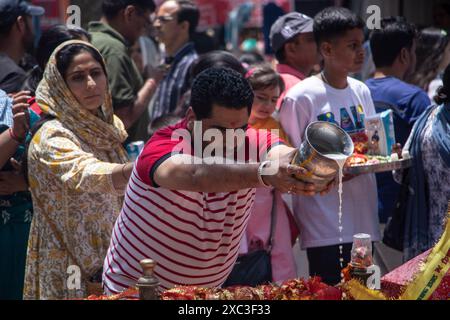 Ganderbal, Jammu-et-Cachemire, Inde. 14 juin 2024. Un dévot hindou exécute des rituels pendant le festival hindou annuel au temple Kheer Bhawani à Tullamulla, Ganderbal. Des centaines de dévots hindous assistent aux prières au temple historique de Kheer Bhawani lors du festival annuel dédié à la déesse hindoue Durga. (Crédit image : © Adil Abass/ZUMA Press Wire) USAGE ÉDITORIAL SEULEMENT! Non destiné à UN USAGE commercial ! Banque D'Images