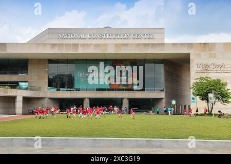 PHILADELPHIE, États-Unis - 11 JUIN 2013 : les gens visitent le National Constitution Center à Philadelphie. Banque D'Images