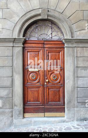 Belle porte sculptée en bois à Bergame, Italie. Architecture de l'Italie. Banque D'Images