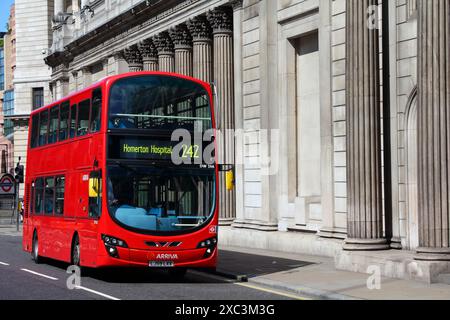 LONDRES, Royaume-Uni - 13 MAI 2012 : People Ride London bus à Bank Junction, Londres. En 2012, LB desservait 19 000 arrêts de bus avec une flotte de 8000 bus. Sur un WE Banque D'Images