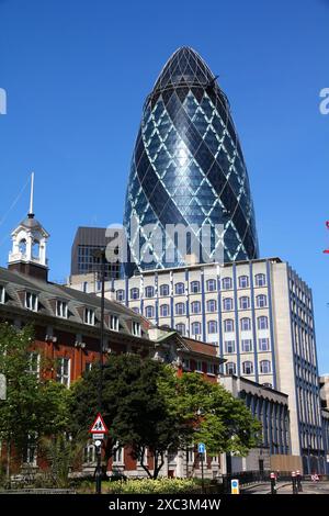 Londres, Royaume-Uni - 13 MAI 2012 : 30 St Mary Axe immeuble de bureaux à Londres. Il a été achevé en 2003 et est parmi les 10 plus hauts bâtiments de Londres (à 180 m). Banque D'Images